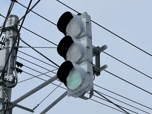 着雪している信号機