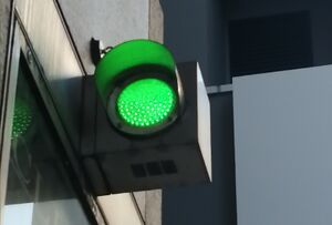 神奈川県川崎市の駐車場にある青1灯.jpg