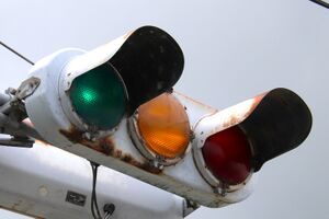 黄色のフードが外れてしまった灯器